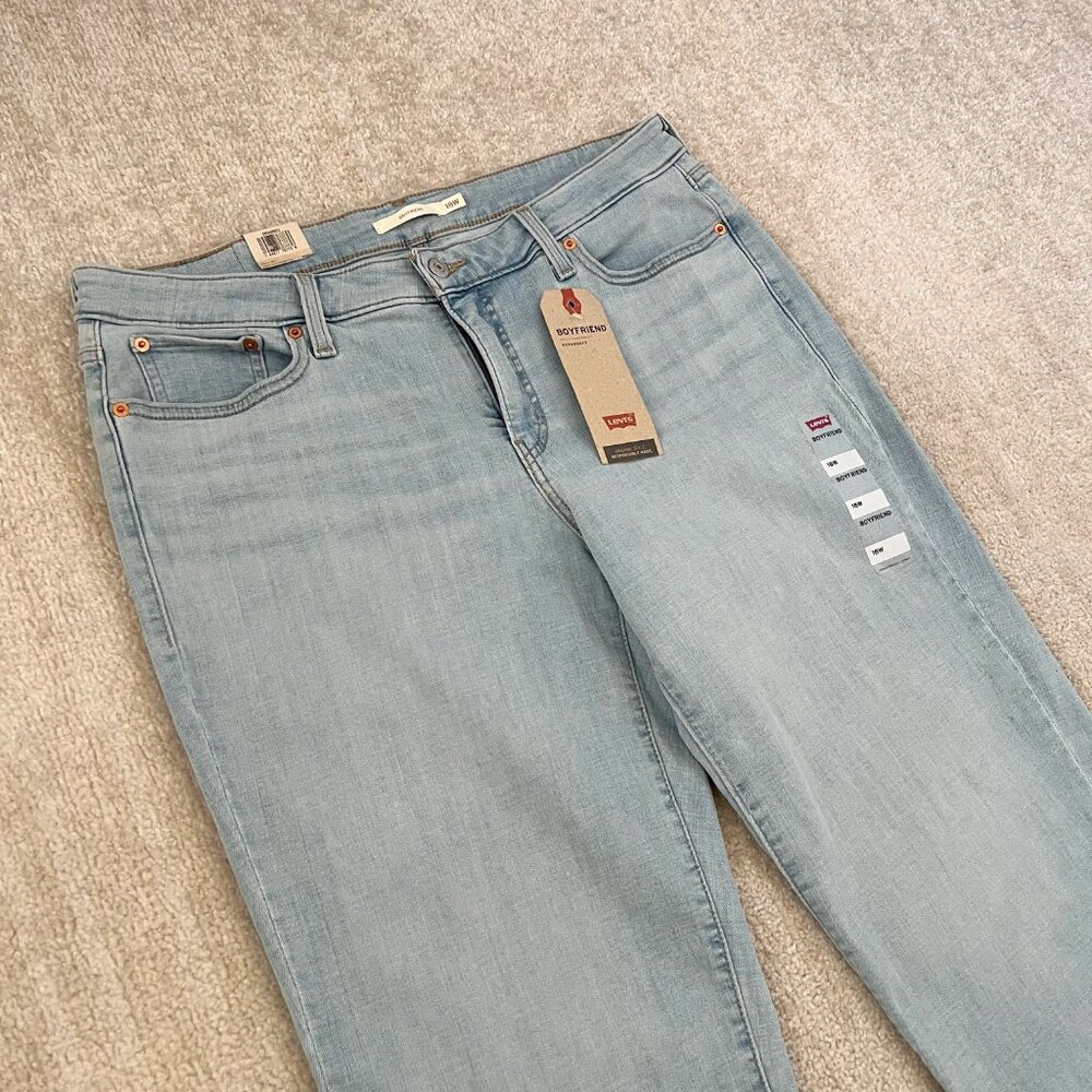 NWT New Levi’s Boyfriend Light Wash Blue Jeans 18W - Picture 3 of 12